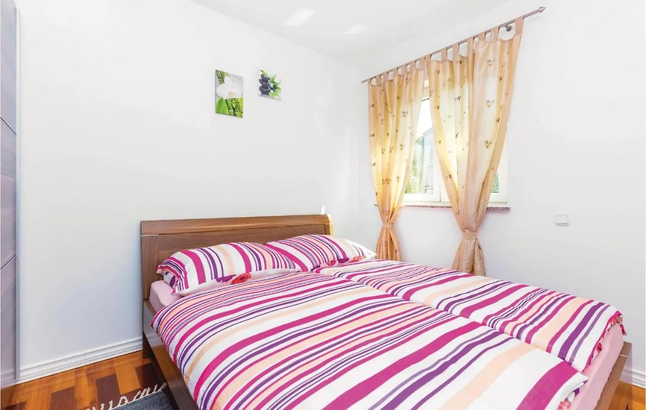 Gorgeous Apartment In Crikvenica With Wifi 0*,